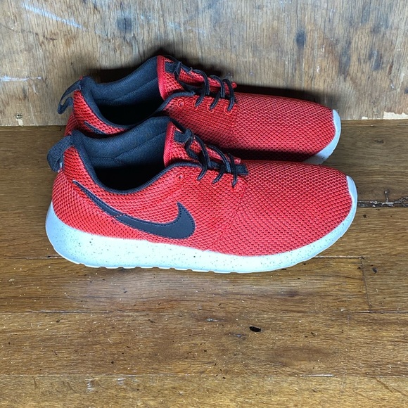nike roshe red black